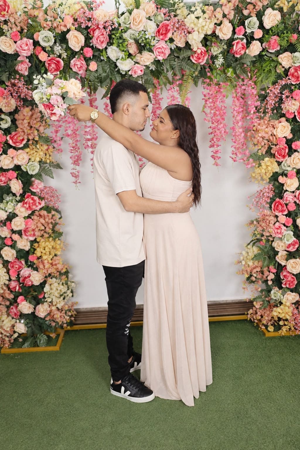 Pareja vestida de blanco, acorde al código de vestimenta